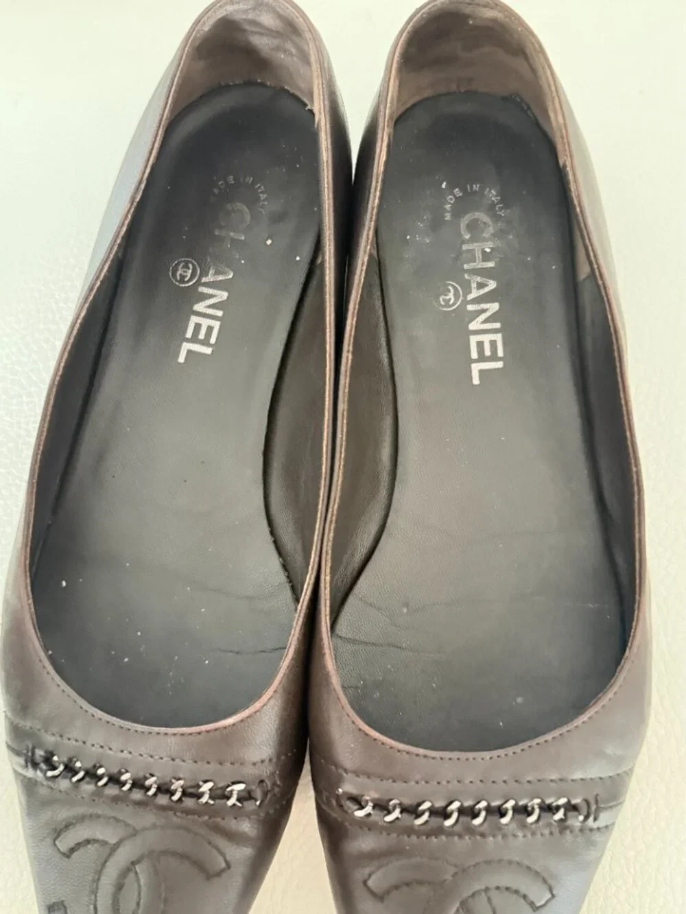 AUTH CHANEL BROWN LEATHER CC LOGO CHAIN TRIM ALMOND TOE BALLET FLATS SHOES 42